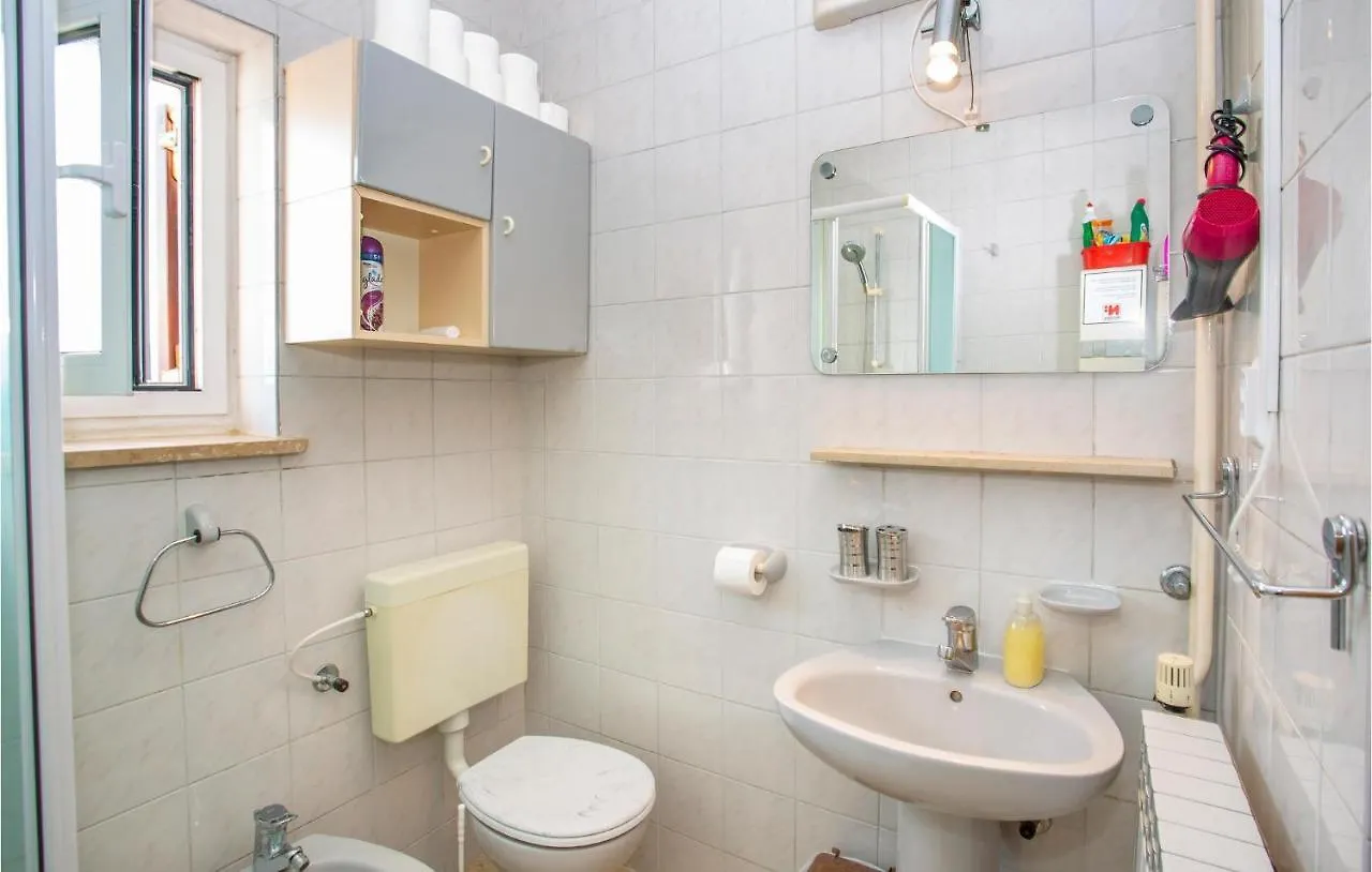 3 Bedroom Lovely Home In Omišalj Prázdninový dům